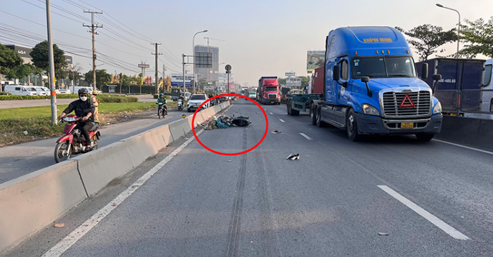 Sáng 14/1, trên Quốc lộ 1 đoạn dốc Thiên Thu phường Đông Hòa, TP Hồ Chí Minh xảy ra tai nạn nghiêm trọng khi xe máy chở hai người đi vào làn ô tô, va chạm xe container khiến 1 người tử vong, 1 người bị thươn