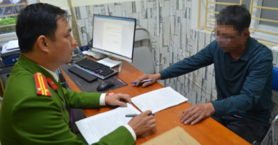 Lộ diện người đàn ông trùm kín mặt, cầm xà cạy đập ô tô lúc rạng sáng ở Nghệ An