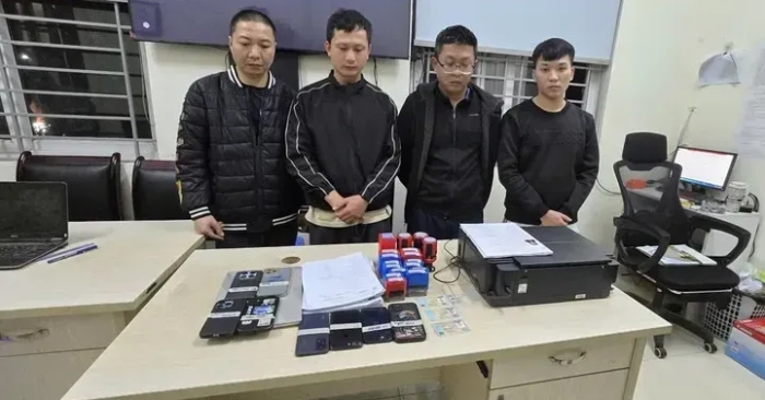 Sau khi Công an Hà Nội triệt phá đường dây làm giấy khám sức khỏe giả quy mô lớn, nhiều người băn khoăn: nếu mua và sử dụng giấy tờ giả, có bị xử lý hình sự hay không?