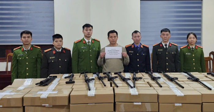 Lợi dụng hoạt động buôn bán tại chợ biên giới Tân Thanh, một đối tượng người Trung Quốc đã cất giấu hàng trăm linh kiện súng quân dụng dưới vỏ bọc hàng gia dụng, tiềm ẩn nguy cơ nghiêm trọng đối với an ninh trật tự