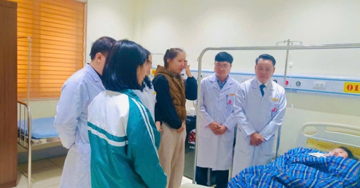 Sau khi được phát hiện bị vùi lấp dưới khe ven đồi tại xã Xuân Ái, tỉnh Lào Cai, cháu bé đã được cấp cứu kịp thời. Hiện sức khỏe cháu tạm thời ổn định nhưng vẫn cần theo dõi sát do có nhiều tổn thương phức tạp