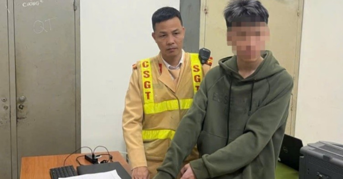 g theo nhiều hung khí để tìm đối thủ đánh nhau, một thiếu niên sinh năm 2010 đã bị lực lượng Cảnh sát giao thông Hà Nội phát hiện, khống chế khi bỏ chạy trên địa bàn quận Hà Đông