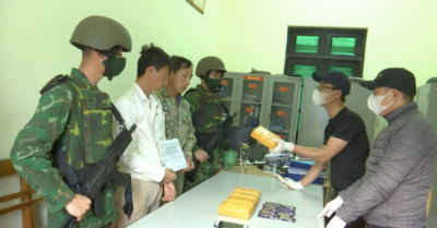 Bắt giữ hai đối tượng vận chuyển 30.000 viên ma túy và nước vui qua biên giới Sơn La