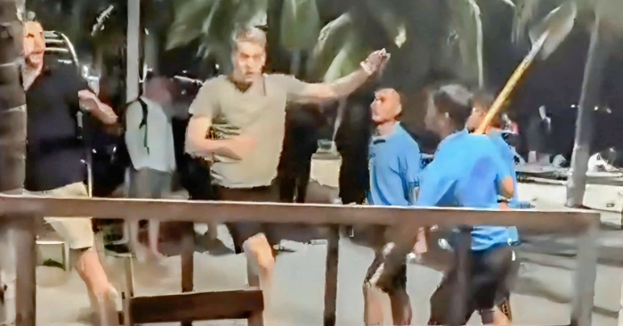 Nhân viên quán bar ở công viên bãi biển Nha Trang cầm xẻng, ghế đe dọa du khách nước ngoài lan truyền trên mạng xã hội, khiến dư luận bức xúc và chính quyền phải vào cuộc xác minh