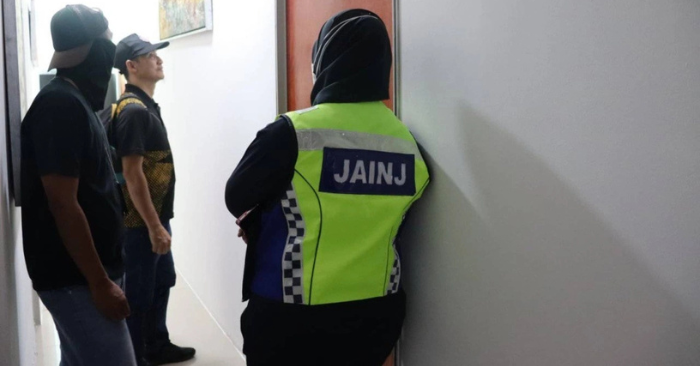 Bị bắt vì vào khách sạn với vợ cũ