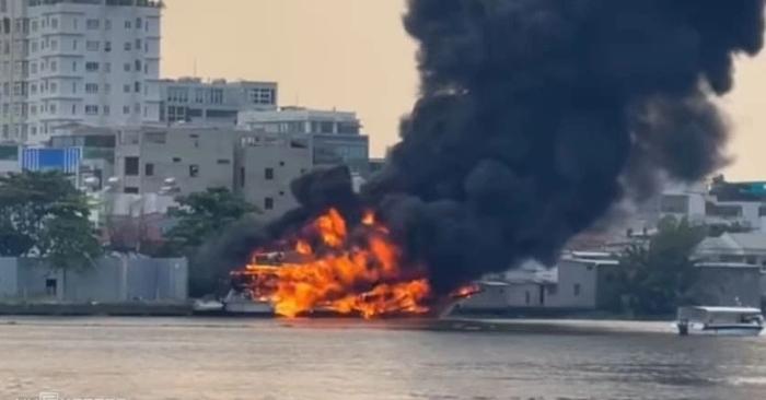 Du thuyền King Yacht bốc cháy dữ dội trên sông Sài Gòn