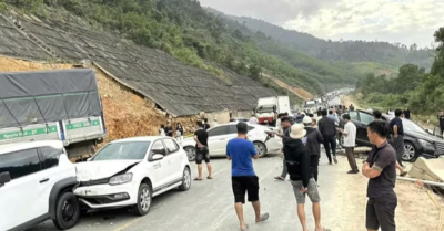 11 ô tô tông liên hoàn trên cao tốc La Sơn – Hòa Liên, giao thông ùn ứ