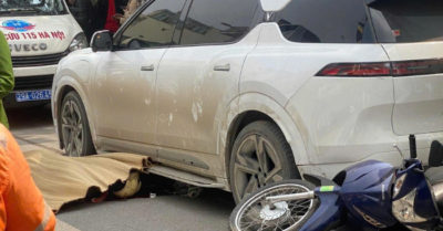 Hiện trường vụ ô tô va chạm xe máy khiến hai người thương vong tại Hà Nội