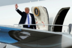 Ông Donald Trump phải đổi máy bay giữa đường vì lỗi kỹ thuật