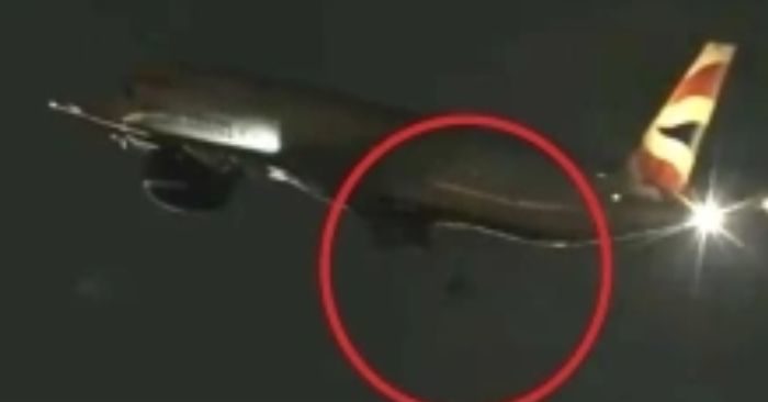 Máy bay chở khách British Airways gặp sự cố rơi bánh khi cất cánh