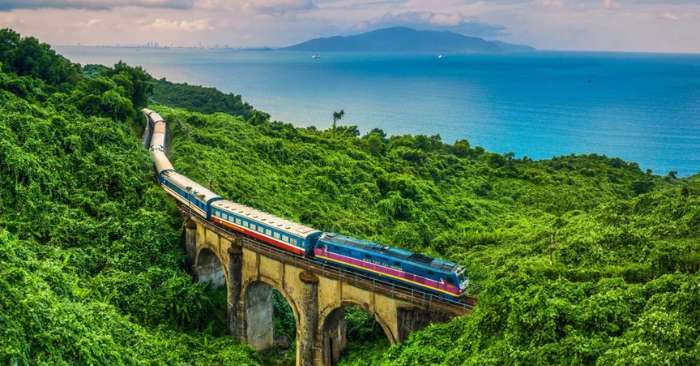 Giá vé tàu Tết đắt ngang máy bay vẫn sớm “cháy vé”