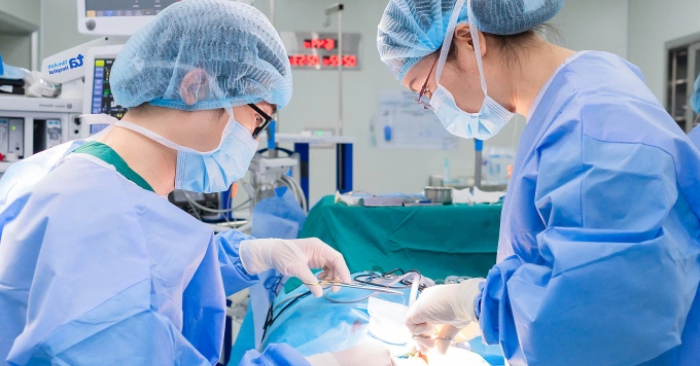 Hẹp động mạch cảnh bị tổn thương; bị sau 40 năm hút thuốc lá