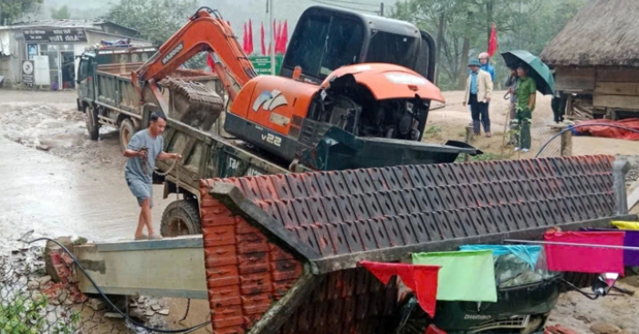 Xe ben chở xe múc kéo sập cổng chào; làm hai người tử vong