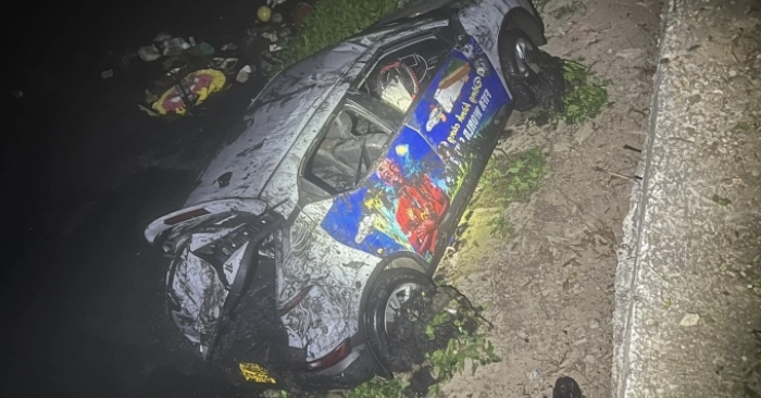 Taxi lao xuống sông Nhuệ rạng sáng