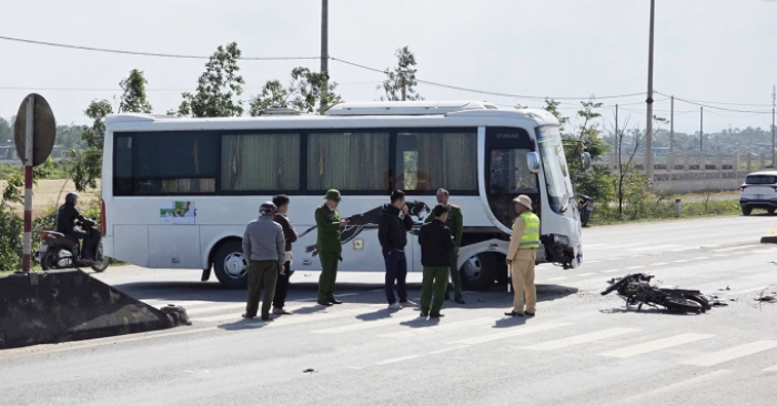 Ba thanh thiếu niên bị thương khi xe máy va chạm ôtô khách