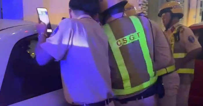 Cảnh sát giao thông TP.HCM truy đuổi, khống chế thanh niên hành hung tài xế và cướp taxi công nghệ.