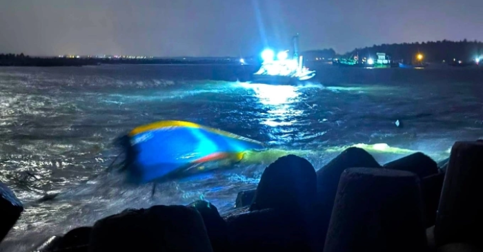 Tàu chở 4 người bị sóng đánh chìm trên biển La Gi