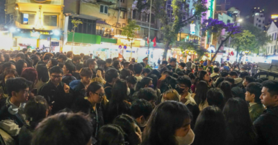 Người trẻ mang đồ ăn, trải chiếu giữ chỗ chờ xem pháo hoa tại trung tâm Hà Nội