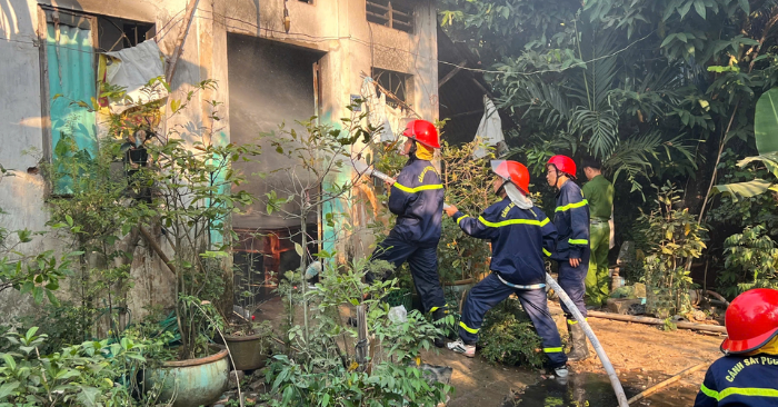 Cảnh sát PCCC dập lửa căn nhà (Ảnh chụp màn hình).