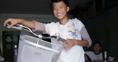 Cậu bé bụi đời Chợ Lớn; cuộc đời ngược dòng.Trở thành bếp trưởng