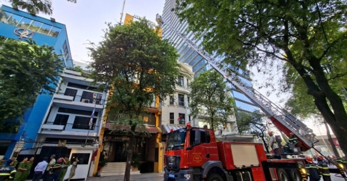 Cháy spa 7 tầng trung tâm TP HCM, khói lửa bùng phát sáng 9/1