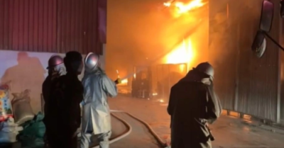 Xưởng gỗ ngoại thành Hà Nội bốc cháy dữ dội tối 10/1