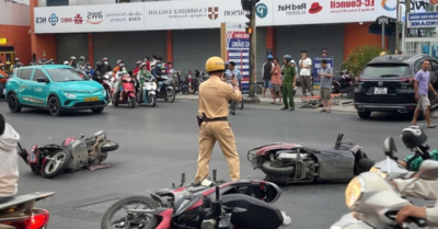 Ôtô tông 6 xe máy, dừng đèn đỏ ở TP HCM nhiều người bị thương