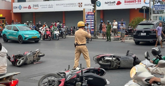 Ôtô tông 6 xe máy, dừng đèn đỏ ở TP HCM nhiều người bị thương