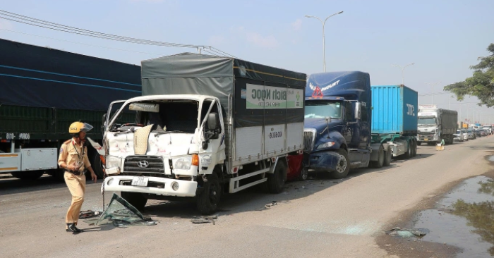 Ôtô biến dạng gầm xe tải sau cú tông từ phía sau