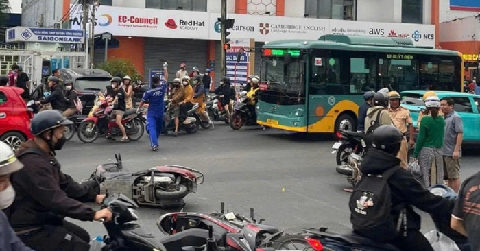 Ô tô mất lái tông nhiều xe máy tại giao lộ ở TP.HCM