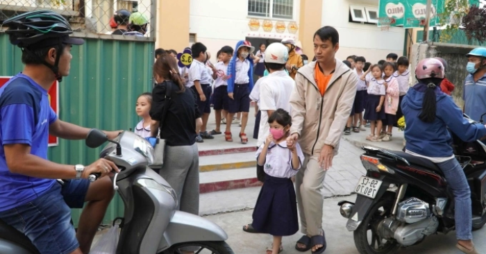 Phụ huynh tất tả mang cơm cho con vì trường dừng bữa ăn bán trú