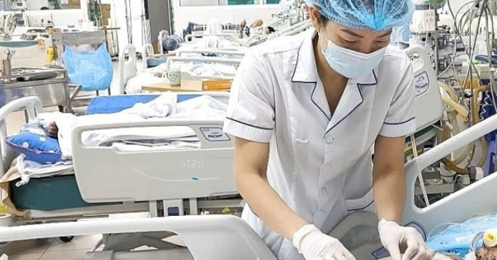 Lây thủy đậu từ con, người bố 36 tuổi biến chứng viêm phổi sốc nhiễm khuẩn