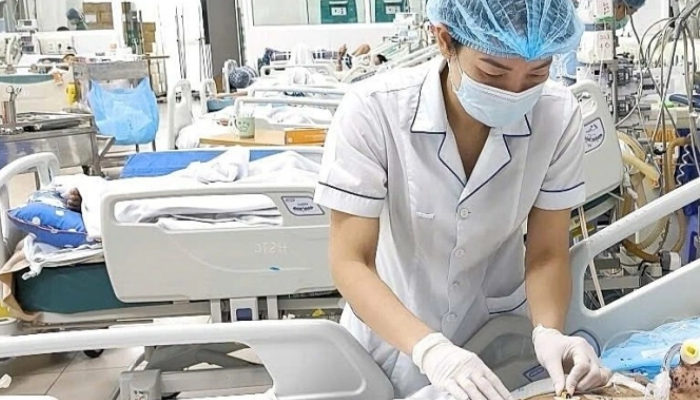 Lây thủy đậu từ con, người bố 36 tuổi biến chứng viêm phổi sốc nhiễm khuẩn