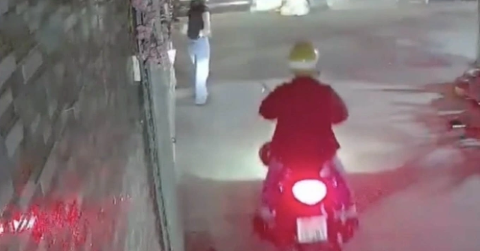 Thanh niên che biển số xe, sàm sỡ cô gái ở TP HCM