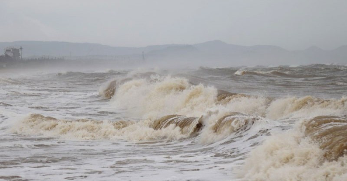 sóng lớn bao trùm nhiều vùng biển