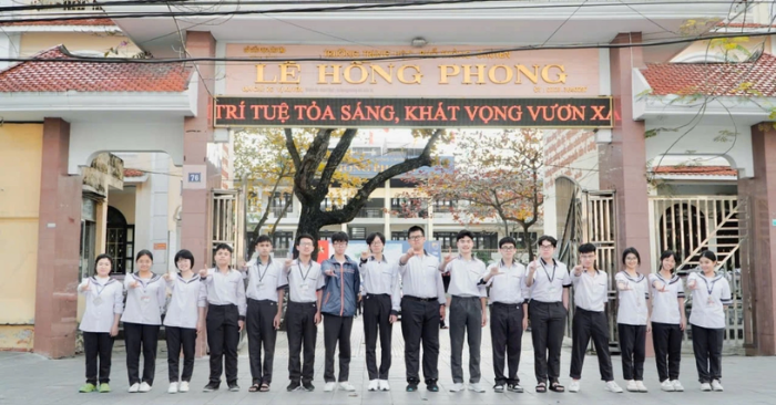 Thủ khoa tiếng Anh nhờ viết 200 bài luận