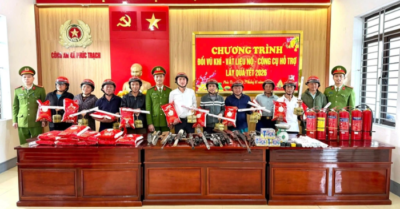 Người dân Hà Tĩnh mang súng AK, mã tấu đến công an đổi bánh chưng dịp Tết