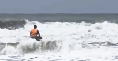 Lật tàu trên biển, 2 ngư dân bám tấm xốp vật lộn với sóng dữ