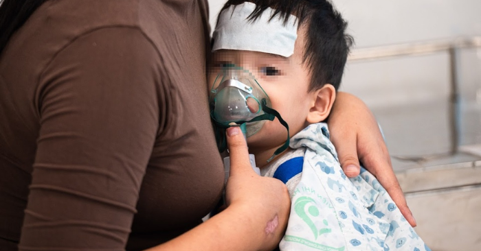 p, tiêu hóa và bệnh truyền nhiễm theo mùa. Theo bác sĩ, nếu phụ huynh chủ quan, bỏ qua dấu hiệu nguy hiểm, bệnh diễn biến nhanh, gây biến chứng nặng, thậm chí đe dọa tính mạng