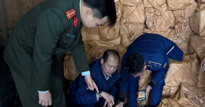 Lực lượng chức năng Hà Nội vừa kiểm tra, phát hiện và tạm giữ hơn 12 tấn thực phẩm không rõ nguồn gốc xuất xứ, chủ yếu là sụn gà, trứng non, mỡ động vật, trị giá ước tính trên 1 tỷ đồn