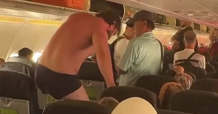 nh hàng không nghiêm trọng xảy ra trên chuyến bay quốc tế của AirAsia khi một hành khách nam có biểu hiện mất kiểm soát, cởi bỏ quần áo và đe dọa mở cửa máy bay giữa không trung, buộc phi hành đoàn phải chuyển hướng hạ cánh khẩn cấp tại Bangkok