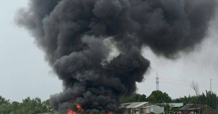 vụ cháy ghe nghiêm trọng xảy ra trên sông Cần Giuộc, đoạn giáp ranh xã Cần Giuộc và xã Tân Tập tỉnh Tây Ninh khiến một người bị bỏng nặng hơn 15%, nhiều người dân ven sông hoảng loạn