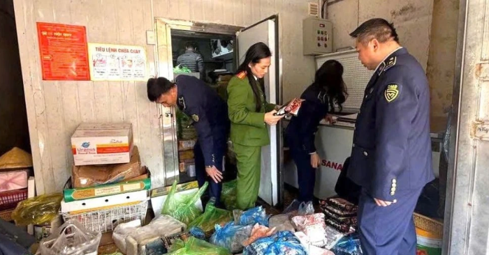 Trước thềm Tết Nguyên đán, lực lượng chức năng tỉnh Thanh Hóa đồng loạt kiểm tra các kho lạnh, phát hiện hơn 1,1 tấn thực phẩm không rõ nguồn gốc, tiềm ẩn nguy cơ mất an toàn cho người tiêu dùng