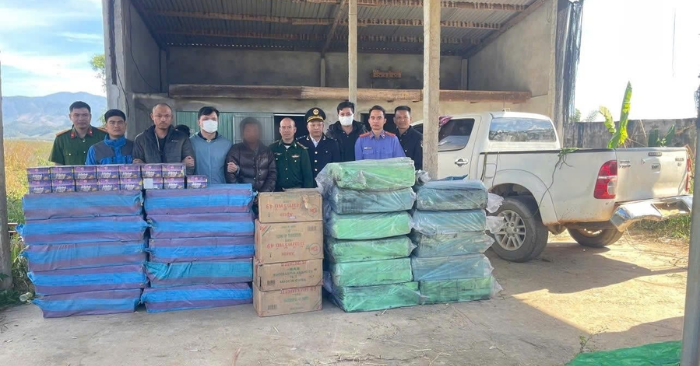 Trong đợt cao điểm trấn áp buôn lậu dịp cận Tết, lực lượng chức năng tỉnh Quảng Ngãi đã bắt quả tang xe bán tải vận chuyển hơn 2 tấn pháo lậu tại khu vực giáp biên giới Việt Nam,Là