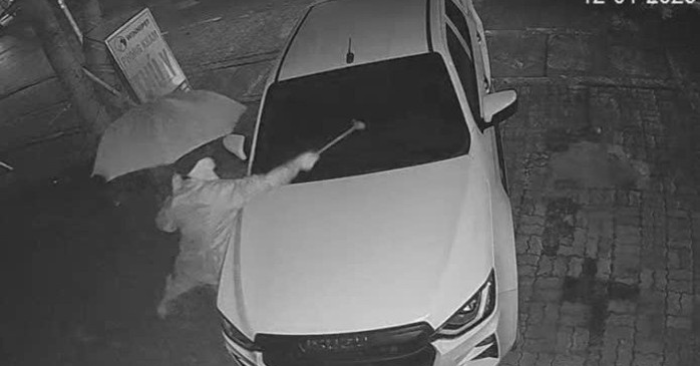 Đập phá ô tô trước nhà: lộ danh tính thủ phạm