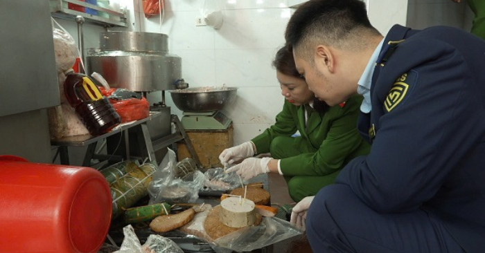 Cơ sở giò chả dùng hàn the ở Hà Nội gây rúng động