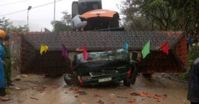 Tai nạn giao thông Đà Nẵng: Xe tải làm sập cổng chào, 2 người tử vong