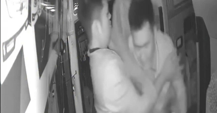 Nhân viên nhà xe bị đánh dã man khi ngăn lục soát xe Sapo (45 từ):