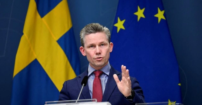 Chiến sự Ukraine: Áp lực từ láng giềng và đòn đánh kho dầu