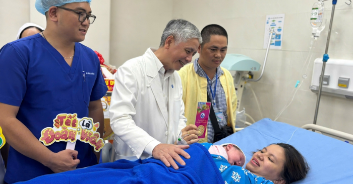 Bệnh viện Từ Dũ tặng vàng cho trẻ sinh đêm giao thừa 